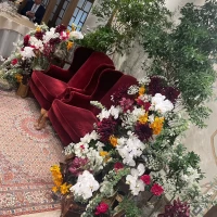 披露宴会場はお花やソファの色によって雰囲気が変わります
