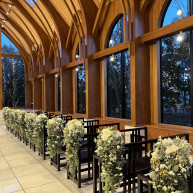 ガラス張りの挙式会場