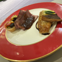 和牛のステーキと鯛の鱗焼き