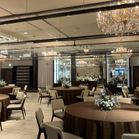 茶系基調の100人の部屋
