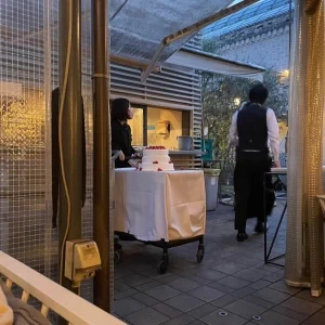 ケーキが運ばれてきます|695457さんのフラリエ ウエディング ガーデン（営業終了）の写真(2082865)
