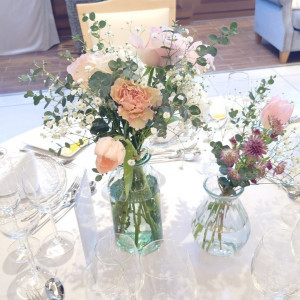 ゲストテーブルの装花。背の高いタイプの花瓶にしました。|695527さんのラグナヴェール スカイテラスの写真(2079233)