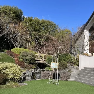 挙式会場とその前の芝生