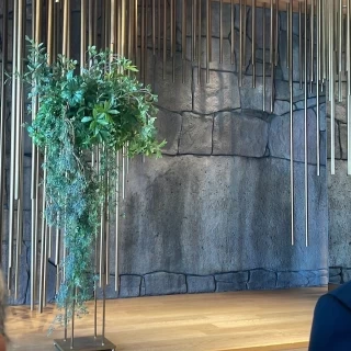 緑とゴールドがおしゃれな挙式会場
