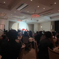 暗くなった状態の披露宴会場