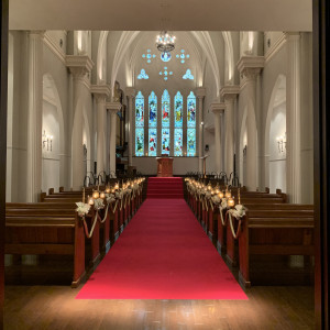 圧倒的なステンドグラスと赤い絨毯で重厚感あふれる雰囲気|695672さんのOSAKA St.BATH CHURCH(大阪セントバース教会)の写真(2079273)