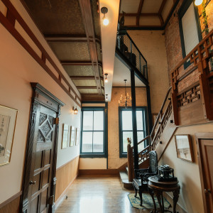左の扉の先が結婚式を行う部屋、右が披露宴会場に続く階段です。|695703さんのPAVILIONCOURT(パビリオンコート)の写真(2092108)