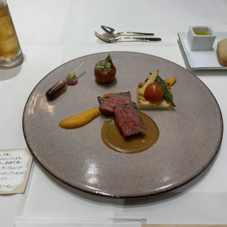お肉料理です。