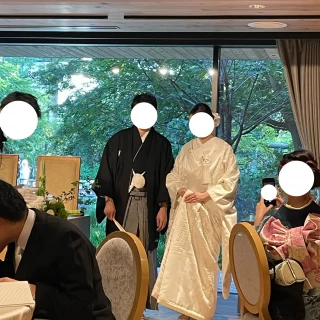 窓の外は木で覆われています