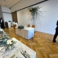 おおきい披露宴会場の、新郎新婦の席