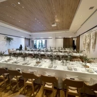 白と木を基調としたナチュラルな会場