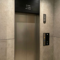 エレベーターも無機質でオシャレ。
