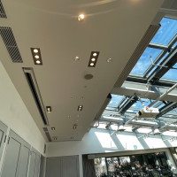 無機質な天井とオシャレなガラス窓
