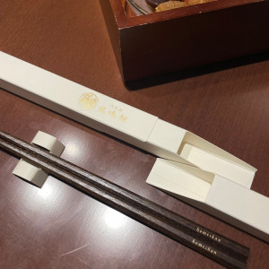 プレゼントされている桜の木で作られた箸|695752さんの代官山 鳳鳴館の写真(2080578)