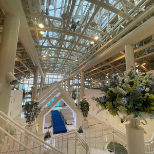 大階段の真ん中には装花|695752さんのルミアモーレ（目黒雅叙園グループ）の写真(2109172)