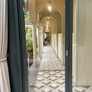 チャペルを出たところの通路。披露宴後はここを通ります。