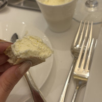 生クリームと塩だけで作られたホイップバターはおかわり自由