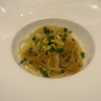 名物の蟹とカラスミのパスタ。麺の下に蟹がたっぷり。