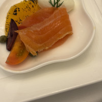 前菜プレートのスモークサーモンは後から盛り付けしてくれます