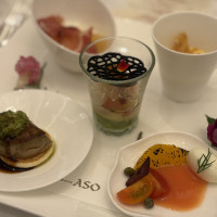 前菜5種プレート。スモークサーモンはスモークの演出あり。