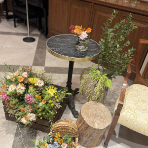 高砂横に小さなテーブル。新郎新婦のドリンクとケーキ置く時使用|695806さんのリストランテASO (ひらまつウエディング)の写真(2563941)