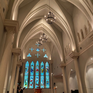 大きなステンドグラスと高い天井が魅力的|695807さんのOSAKA St.BATH CHURCH(大阪セントバース教会)の写真(2080696)