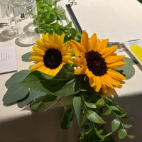 向かいの人の顔が見えるように、背の低い装花デザイン