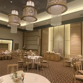 茶色ベースの落ち着いた会場