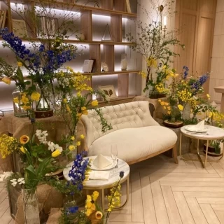 披露宴会場で新郎新婦のソファー周り