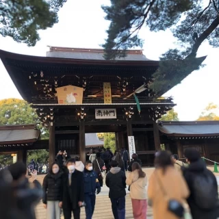 明治神宮、歴史ある神社で、とても大きいため重厚感抜群です。