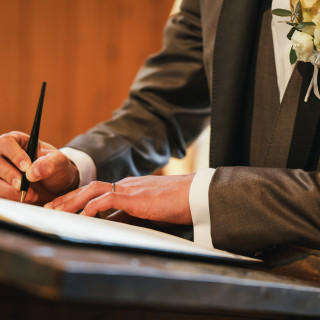 式場が用意した結婚証明書に署名しました