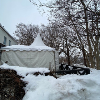 冬はテントに覆われていますがガーデンスペースです。