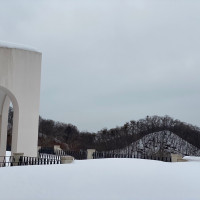 チャペル外で、雪がある時期ですが空高く景色が見えます。