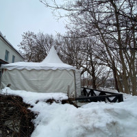 冬はテントに覆われていますがガーデンスペースです。