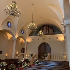 天井が高く照明も綺麗です。|696158さんのローズガーデンクライスト教会の写真(2101479)