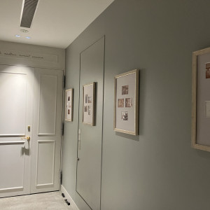 挙式会場へ向かう廊下の壁に写真を飾ることができます|696158さんのチャペル・ド・コフレ札幌の写真(2101532)