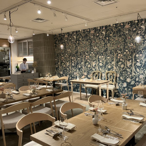 食事スペースは壁紙も可愛く華やかな雰囲気です|696158さんのチャペル・ド・コフレ札幌の写真(2101538)