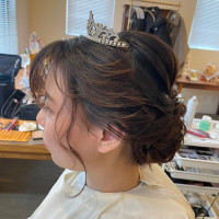 ヘアメイクを決めてます