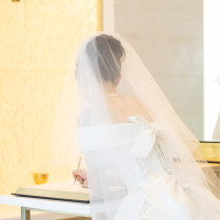 サインをする場面です。