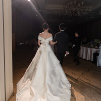 入場時です。披露宴開始後、カーテンが開き、明るくなります。