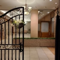 披露宴会場の入口には綺麗な水の装飾があります