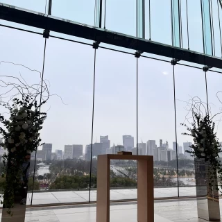 大きな窓から東京の景色が見えます