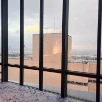 窓から見える外の景色。隣の建物が見えました。