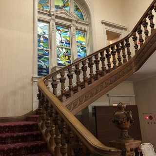 スタンドグラスが綺麗な階段で、ロケーション撮影も人気です。