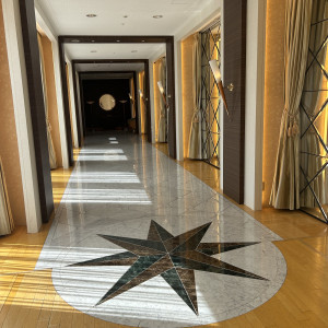 挙式会場につづく廊下|696512さんのホテル阪急インターナショナルの写真(2087689)