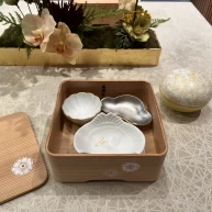 一番最初に置いてある料理の器。