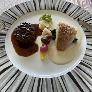 試食の際のメインのお肉と魚です。どちらもとても美味しいです！