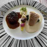 試食の際のメインのお肉と魚です。どちらもとても美味しいです！