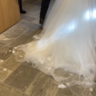 ドレスとフラワーシャワー