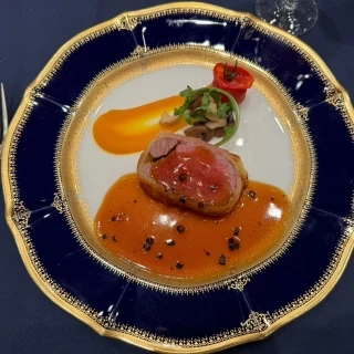 メインのお肉は柔らかく上品な味でした。